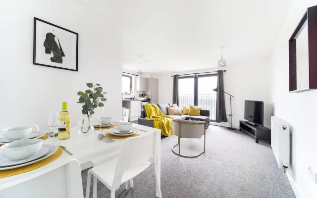Livestay - One Bed Apt, Free Parking, Sleeps 4