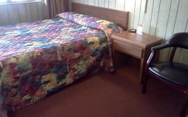 Budget Host Parkway Motel