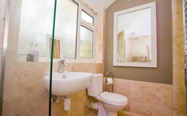 Large 2 bedroom Apt - Near Beach - Free parking