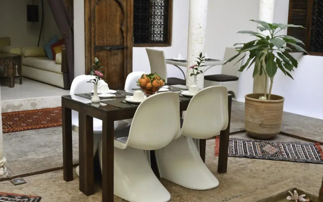 Riad Dar Lalzohra