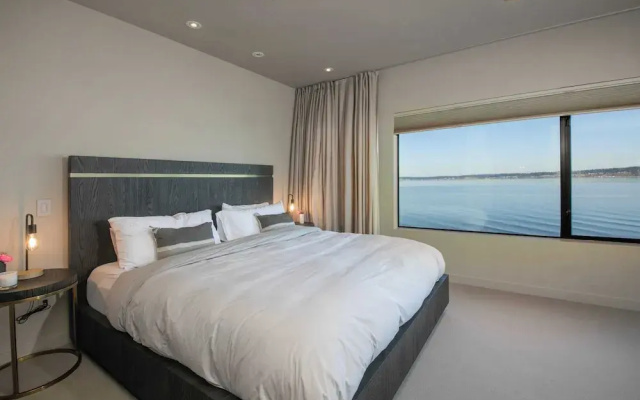 Langley Waterfront Condo by Avantstay A+ Views