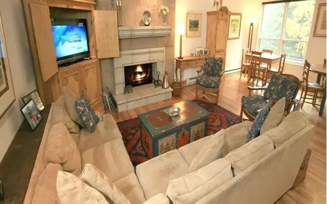 Northwoods Luxury Condo Close to Chairlift by RedAwning