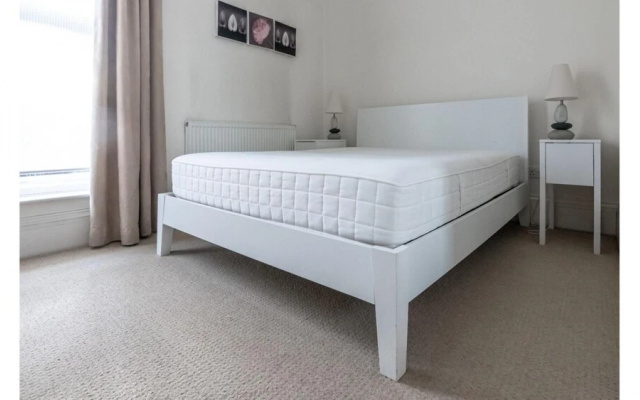 Magnific 3 Bedroom Apartment in Kew Gardens