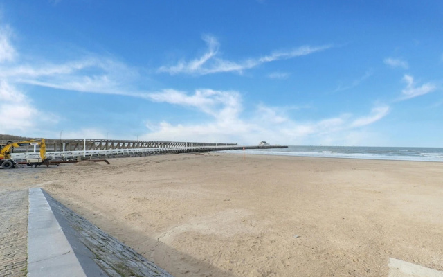 One-bedroom Flat With sea Views and Parking