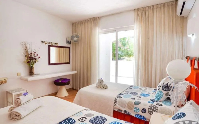 Roofed Villa in Albufeira with Private Swimming Pool