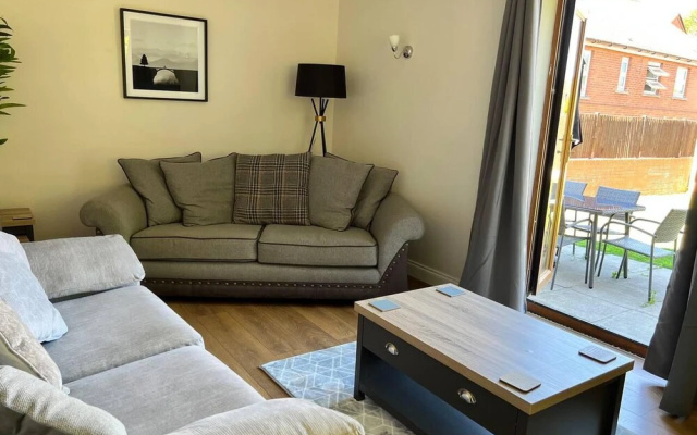2-bed House - Sleeps 6 - Garden, Parking, Wifi