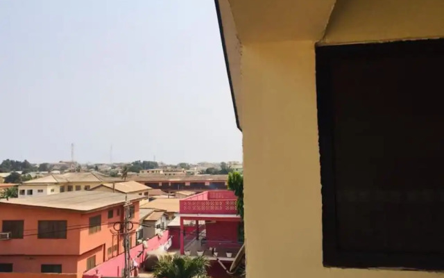 Room in B&B - Double Room With Balcony in the Heart of Accra