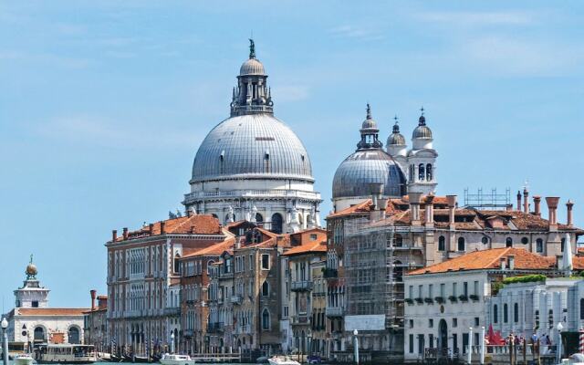 Charming Apartment on the Grand Canal 1