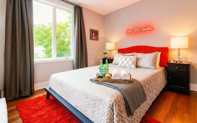 Elvis-themed 13 Beds Rooftop City Views
