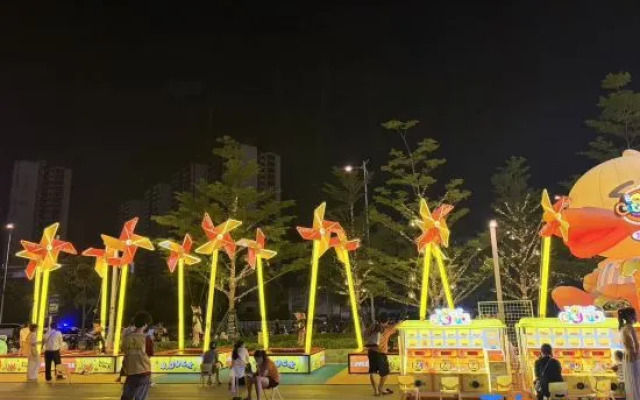 By Yongjiang River (Nanning Qingxiu District Longhu Paradise Walk)