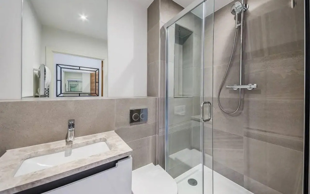 2 Bed Apartment 1st Floor- Gated Riverside Luxury