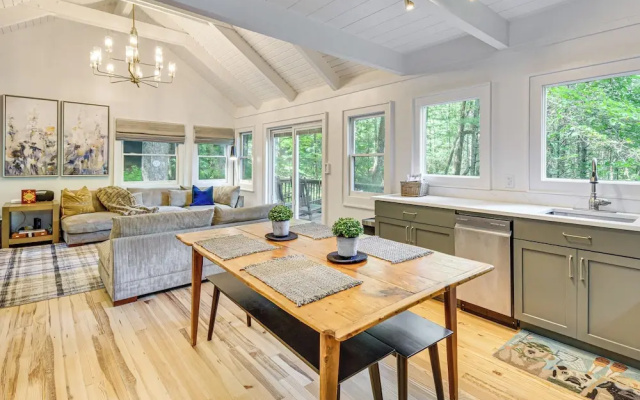 Newly Renovated: Pet-friendly Sapphire Retreat!