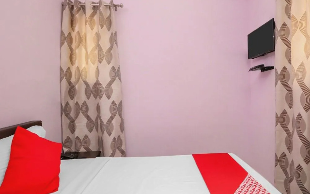 OYO 18600 Krish Lakeside Comforts