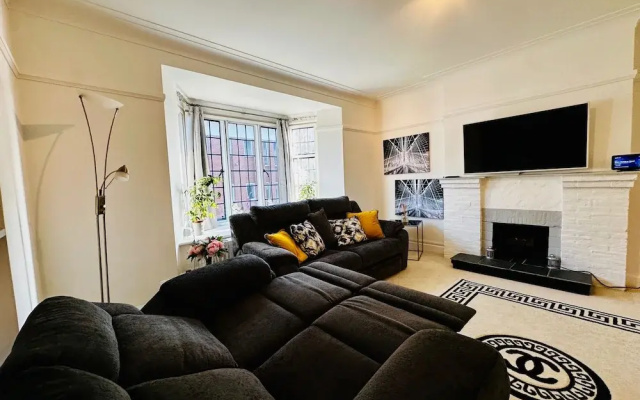 Gerrardscross - Stay4 - Parking - Petsok - Wembley