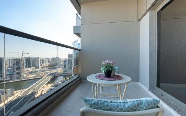 SuperHost - Vibrant Studio With Canal View Near Dubai Mall
