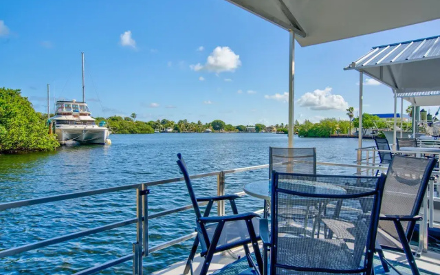 Aqua Lodge Rentals At Coconut Cay