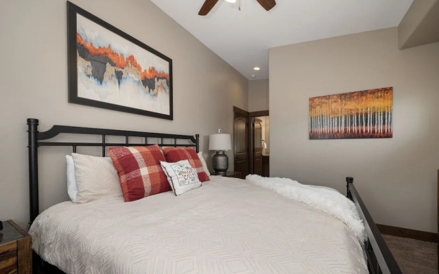 Mountain Haus 4 Bedroom Home by RedAwning