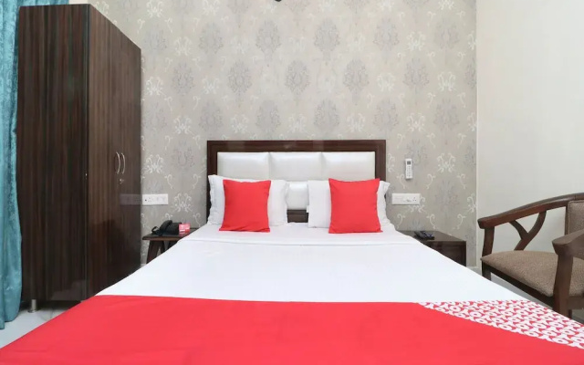 OYO 18476 Woods Inn