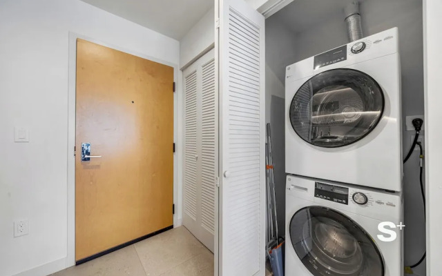 Skyline Views 1BR in - Rooftop pool