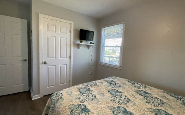 Hatteras Hideaway 3 Bedroom Cottage by RedAwning