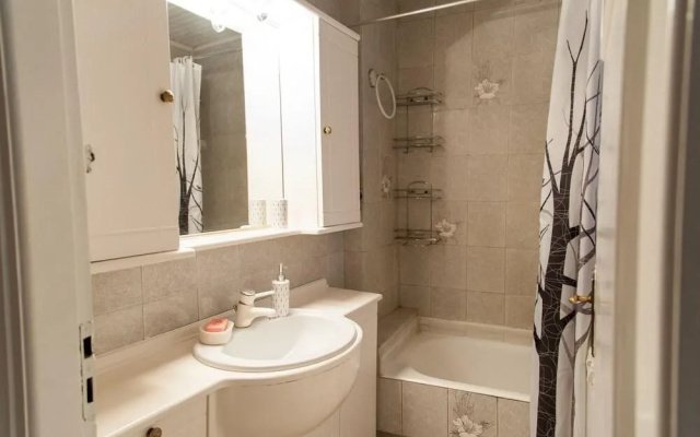 Bright Apt In Thisseio