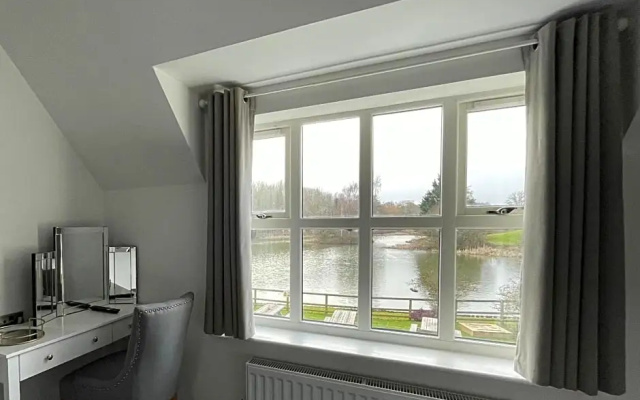 Cadmore Lakeside Hotel