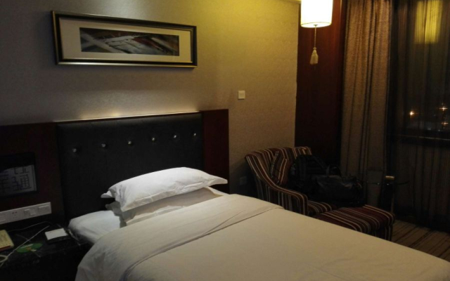 Yannian Tietong Hotel (Hehua Road Metro Station)