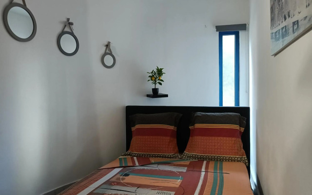 blue and yellow, appartement au calme, avec piscine, WIFI