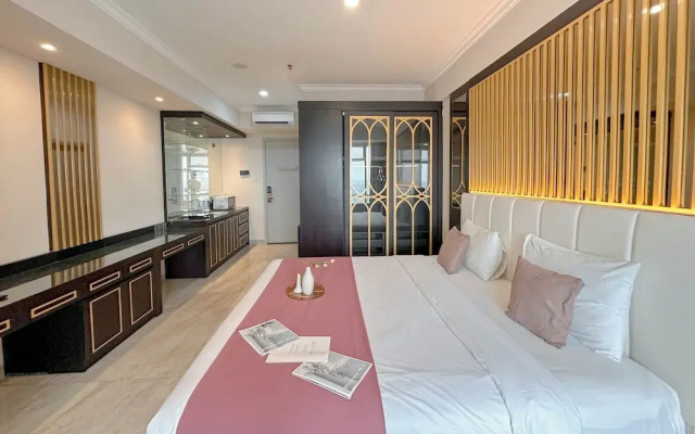 Lavish And Comfy Look Studio At Grand Sungkono Lagoon Apartment