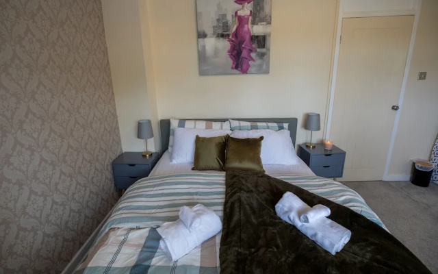 5star Serviced Homes- Free Wifi & Parking, Office