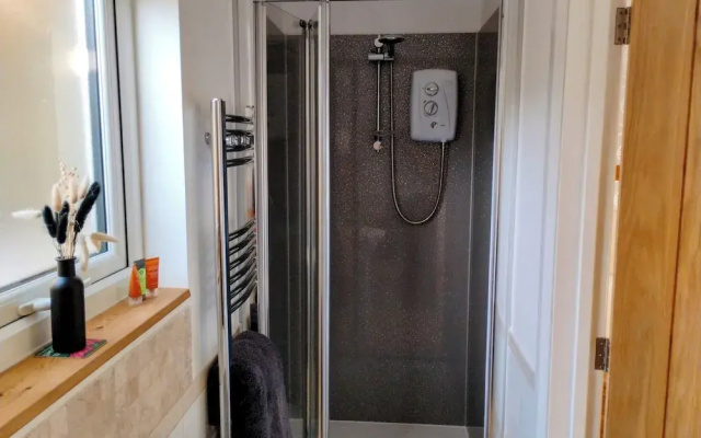 Y Caban-the Cabin-1 Bed-sleeps 2-parking-fast Wifi