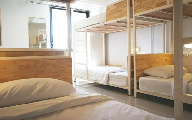 Loyy Hotel - Hostel