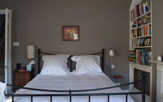 Отель 2 Bedroom House in the Heart of Angel Лондон комната для гостей