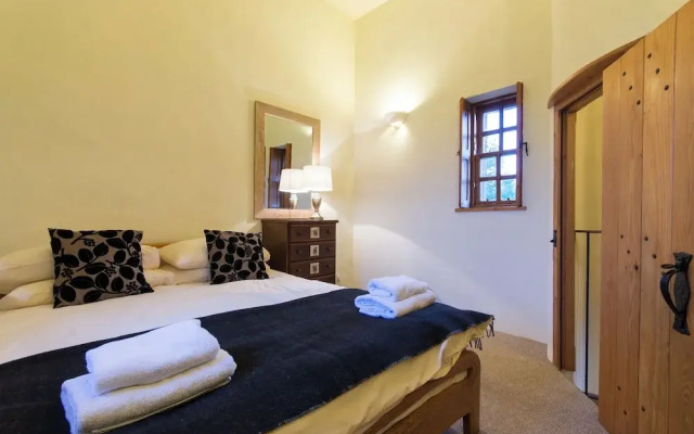 Historic 6-Bedrooms Castle Retreat