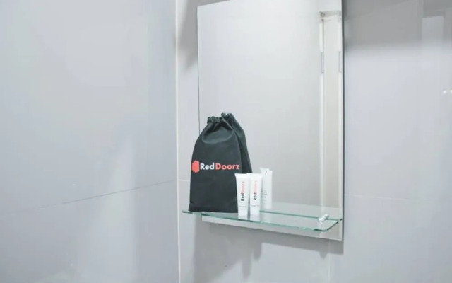 RedDoorz Plus Syariah near Manggarai Station 3