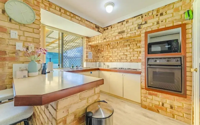 StayAU 4BR Family Retreat with Garden