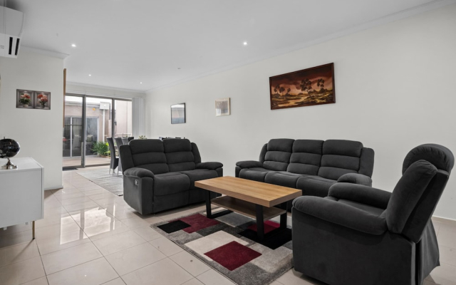 Spacious 3-bed Townhouse in Coburg