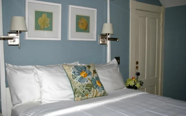 Carriage House Inn