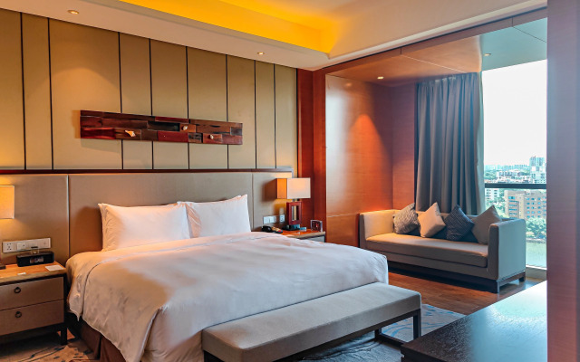 HUALUXE Hotels & Resorts Yangjiang City Center by IHG