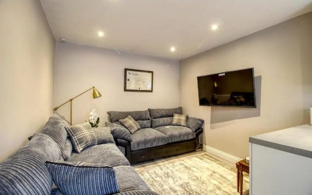 Central Huddersfield House, inc parking