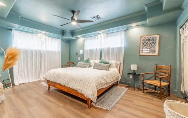 Stylish 2-bedroom Walking Distance to Downtown