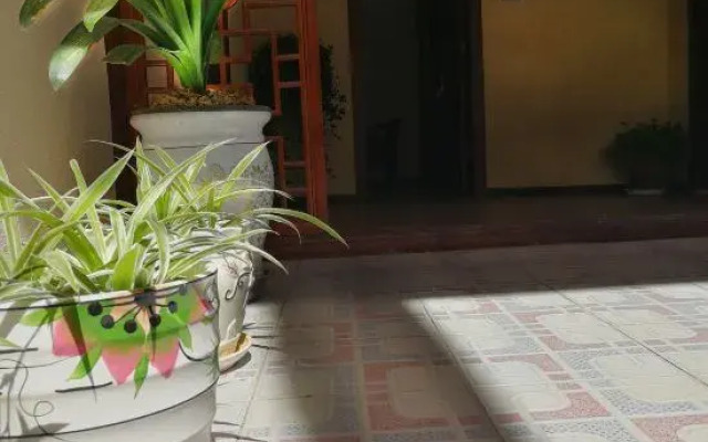 Wangs Courtyard Guesthouse(香格里拉望月悠庭民宿)