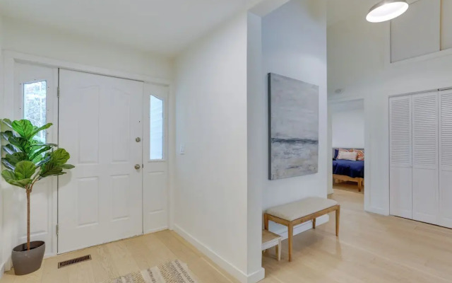 Charming Swan Lake Apartment w/ Deck!