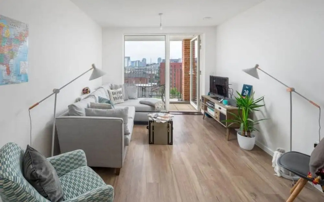 Modern 2bed apt Sleeps 6 W/balcony in Canning Town