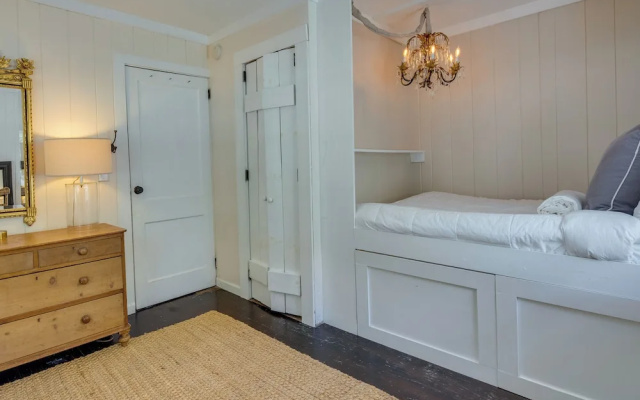 Charming Home < 2 Mi to Downtown Hendersonville!