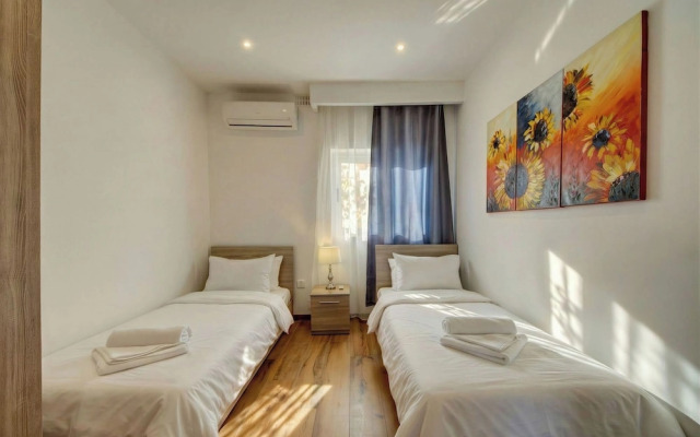 Spacious Private Apartment With Sunny Balcony