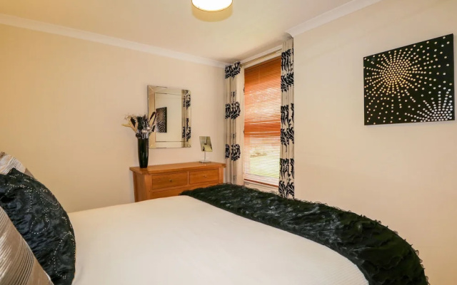 7 Riverside Gardens