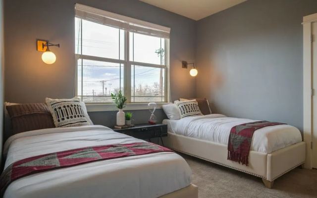 Spacious 3br/3ba Minutes From DT by Domio