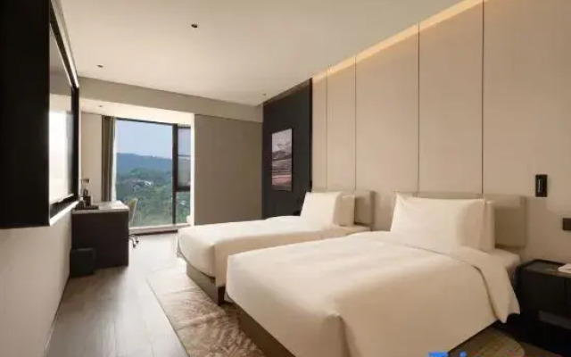 Madison Hotel (Yibin Hejiangmen Yangtze River Park)