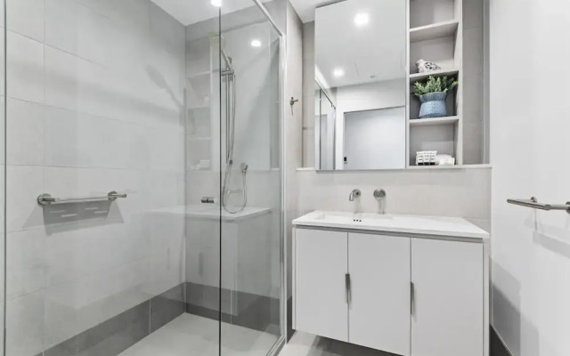 Elegant 1-bed by Shops With Rooftop Swimming Pool